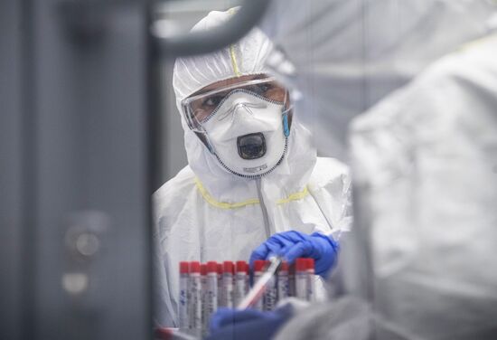 Лаборатория "Инвитро" начала тестирование на коронавирусную инфекцию 