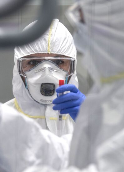 Лаборатория "Инвитро" начала тестирование на коронавирусную инфекцию 