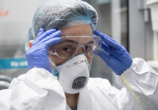 Лаборатория "Инвитро" начала тестирование на коронавирусную инфекцию 