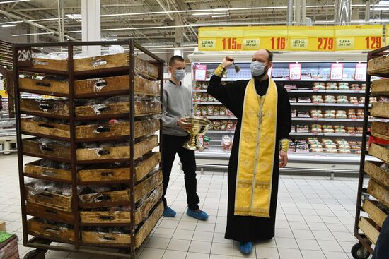 Освящение куличей в гипермаркете "Ашан" в Новосибирске 