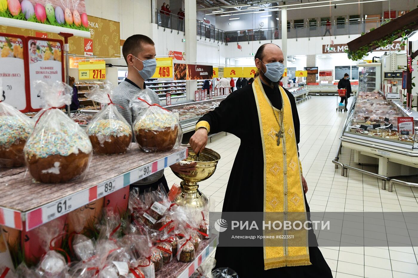 Освящение куличей в гипермаркете "Ашан" в Новосибирске 