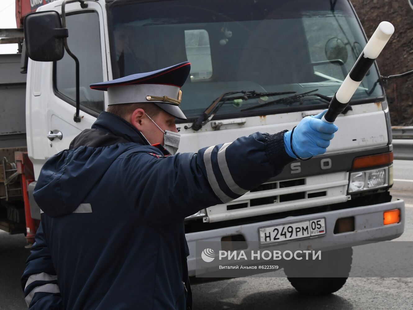 Работа сотрудников ГИБДД во Владивостоке