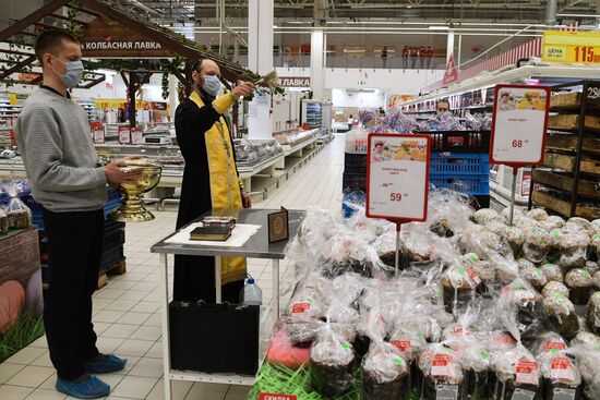 Освящение куличей в гипермаркете "Ашан" в Новосибирске 