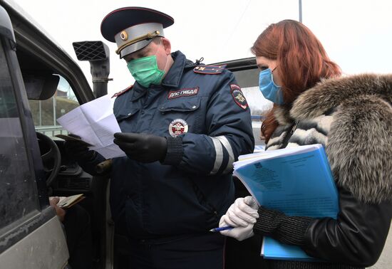 Работа сотрудников ГИБДД во Владивостоке