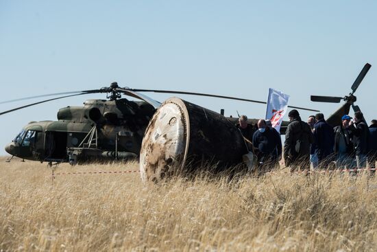 Посадка пилотируемого корабля "Союз МС-15"