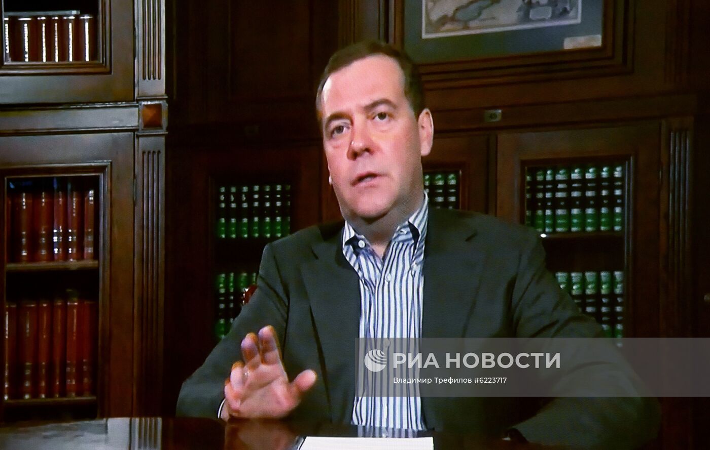 Заместитель председателя Совета безопасности РФ Д. Медведев дал интервью журналистам агентства РИА Новости