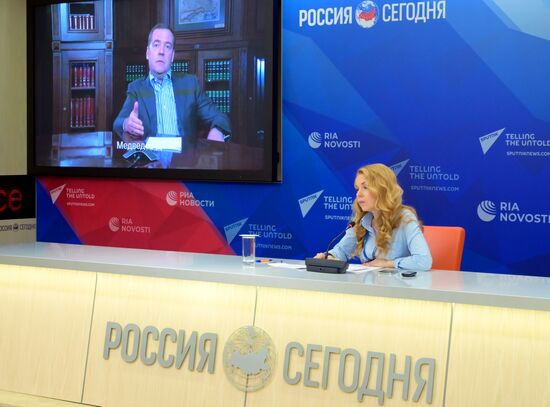 Заместитель председателя Совета безопасности РФ Д. Медведев дал интервью журналистам агентства РИА Новости
