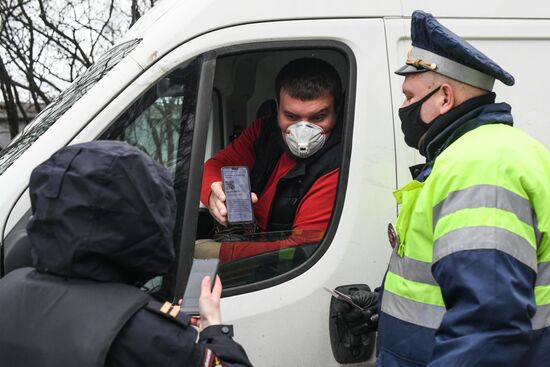 Проверка цифровых пропусков у автомобилистов в Москве