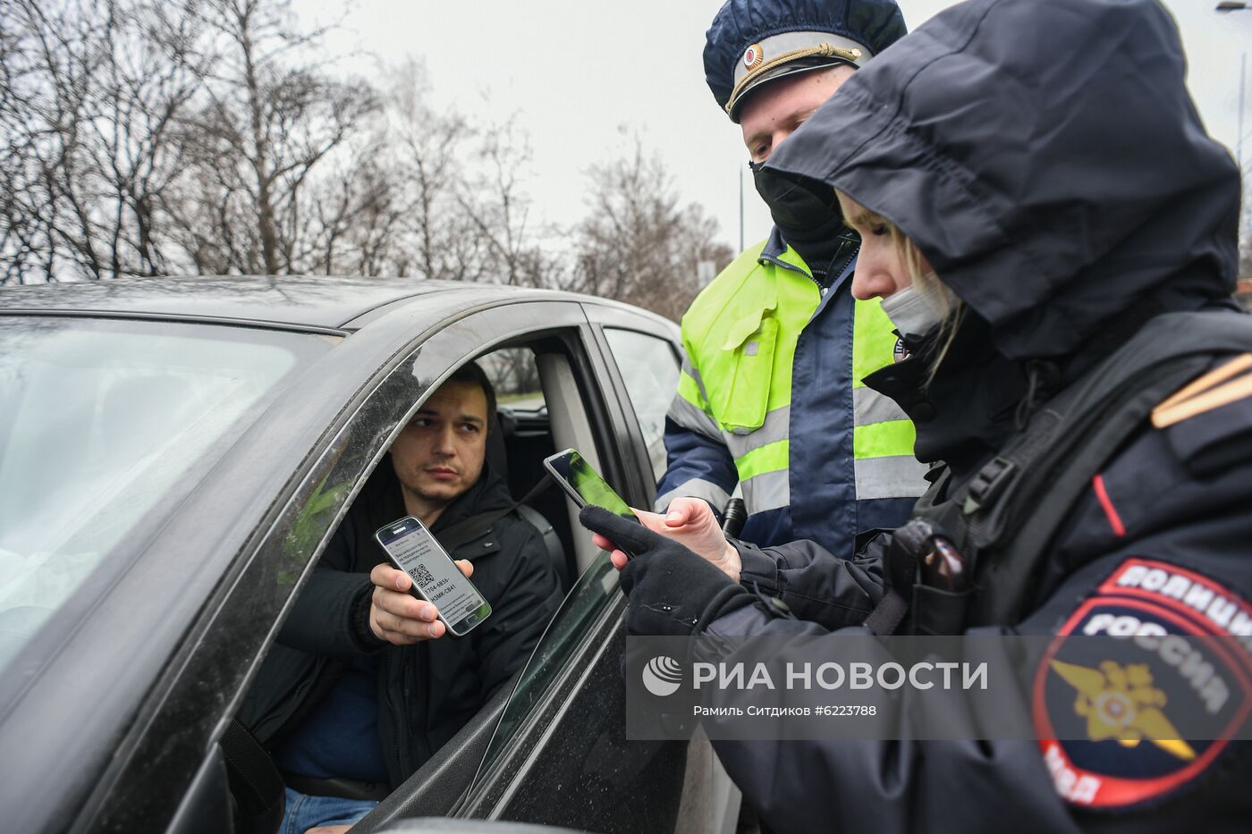 Проверка цифровых пропусков у автомобилистов в Москве