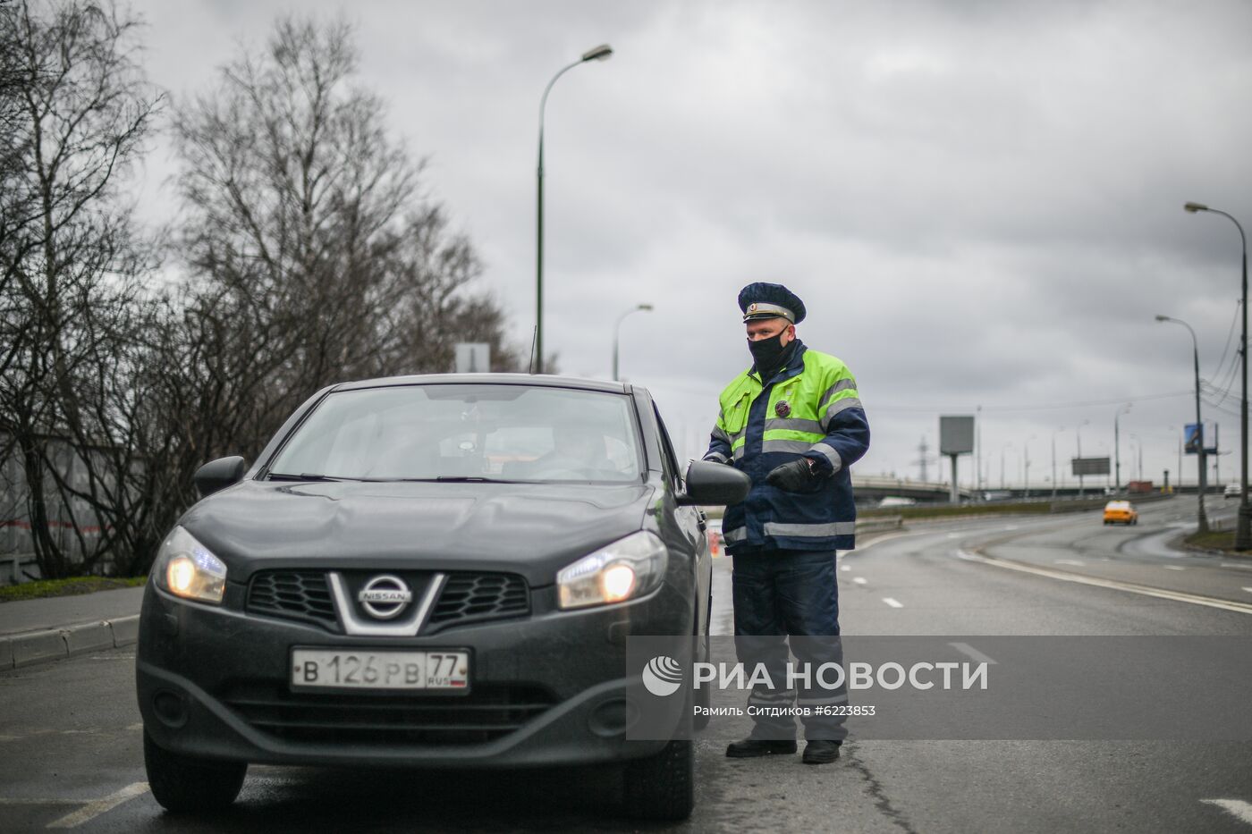 Проверка цифровых пропусков у автомобилистов в Москве