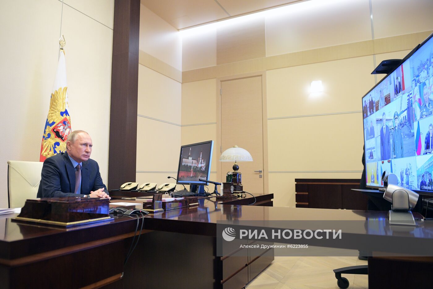 Президент РФ В. Путин провел совещание о ходе строительства и перепрофилирования медицинских учреждений в регионах РФ