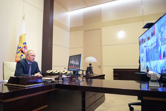 Президент РФ В. Путин провел совещание о ходе строительства и перепрофилирования медицинских учреждений в регионах РФ