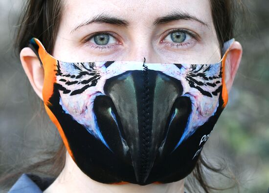Креативные защитные маски сотрудников зоопарка "Роев ручей"