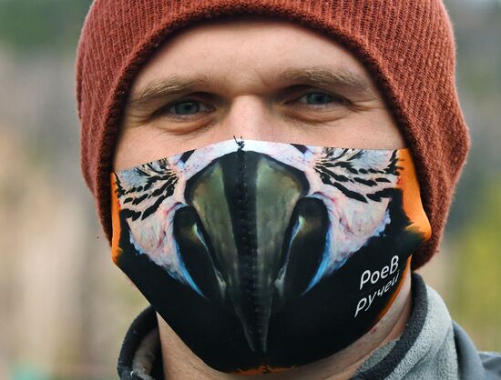 Креативные защитные маски сотрудников зоопарка "Роев ручей"
