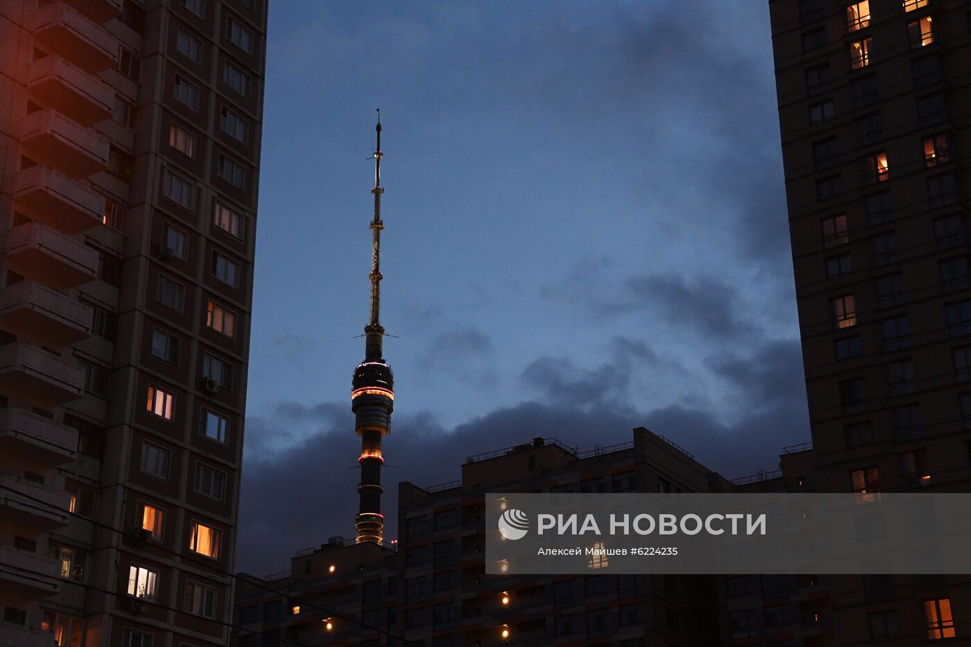 Останкинскую башню подсветили красным цветом в поддержку людей с гемофилией