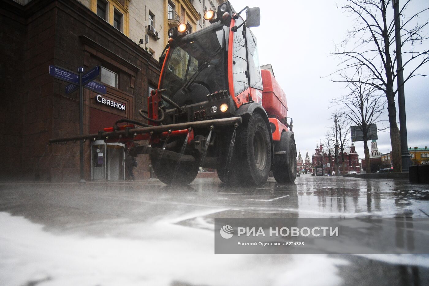 Дезинфекция дорог и тротуаров в Москве