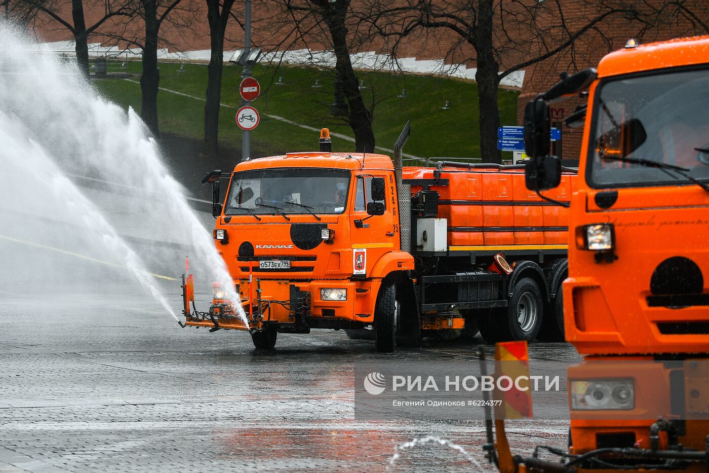 Дезинфекция дорог и тротуаров в Москве