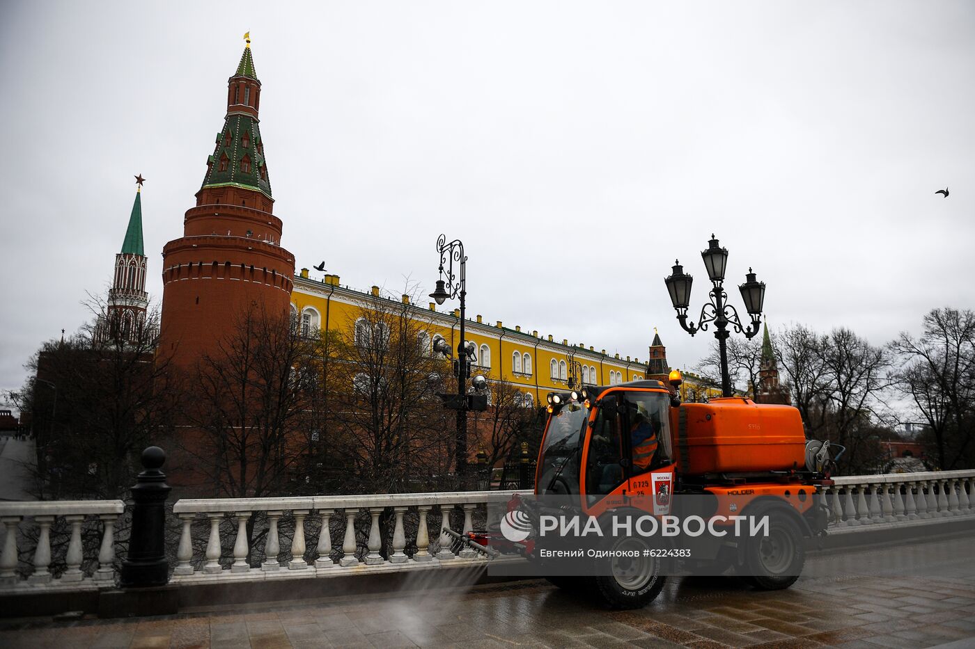 Дезинфекция дорог и тротуаров в Москве