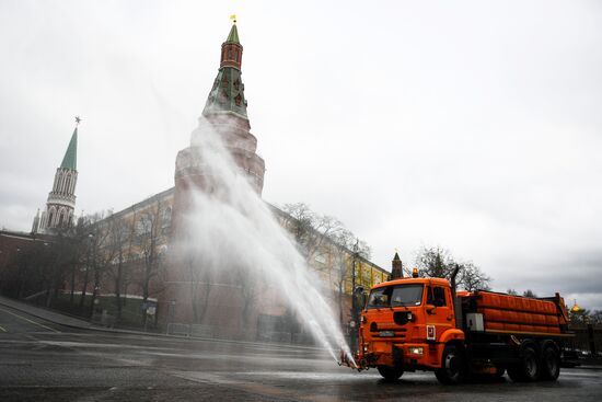 Дезинфекция дорог и тротуаров в Москве