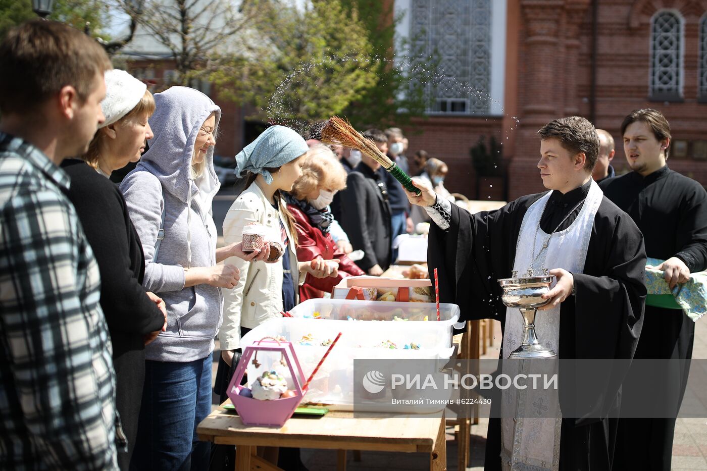 Освящение пасхальных куличей и яиц в Великую субботу