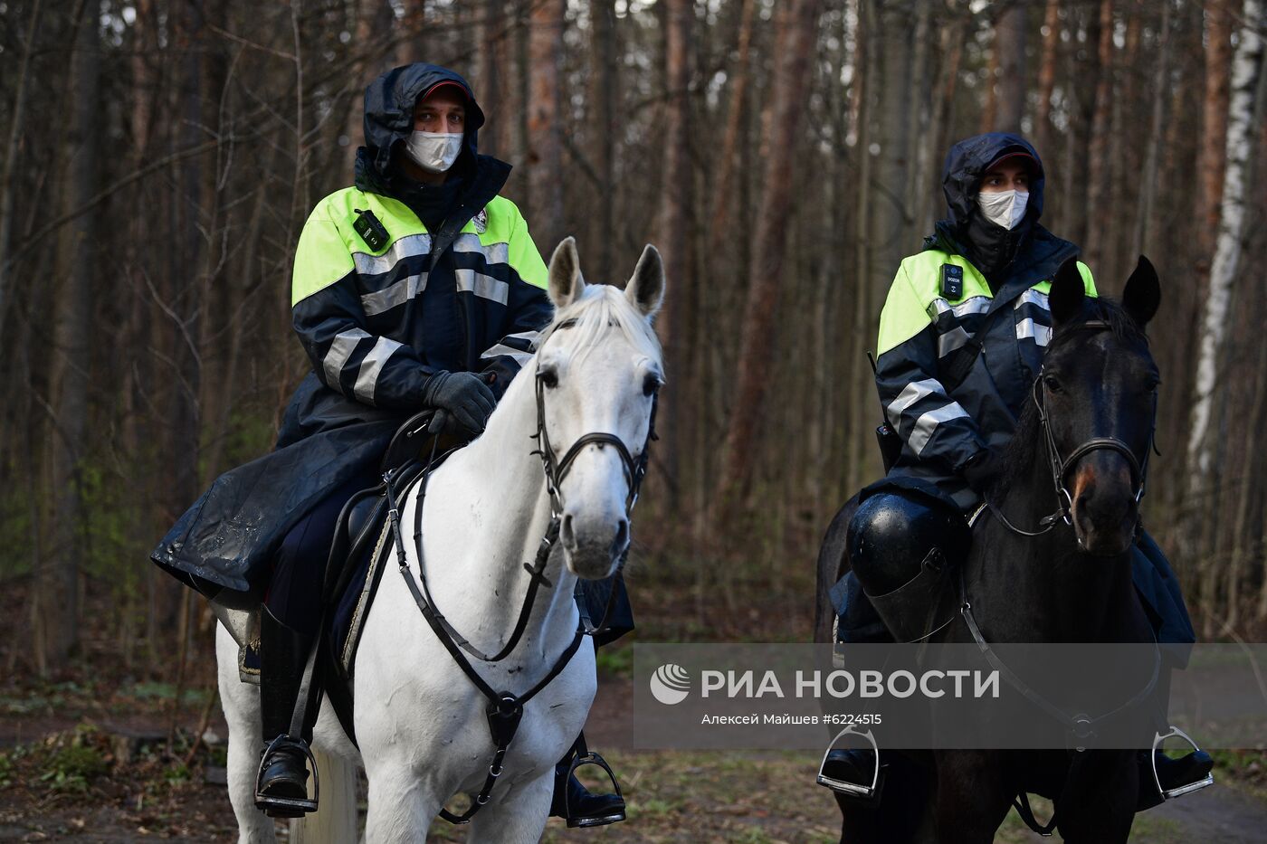 Патрулирование конной полицией улиц в Москве