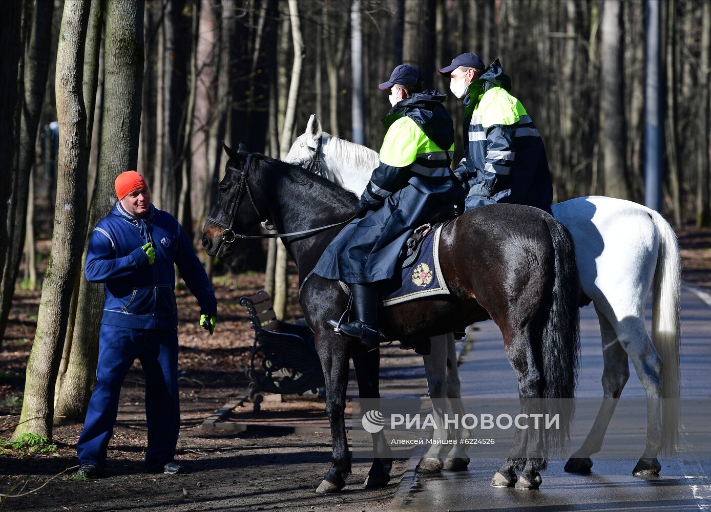 Патрулирование конной полицией улиц в Москве