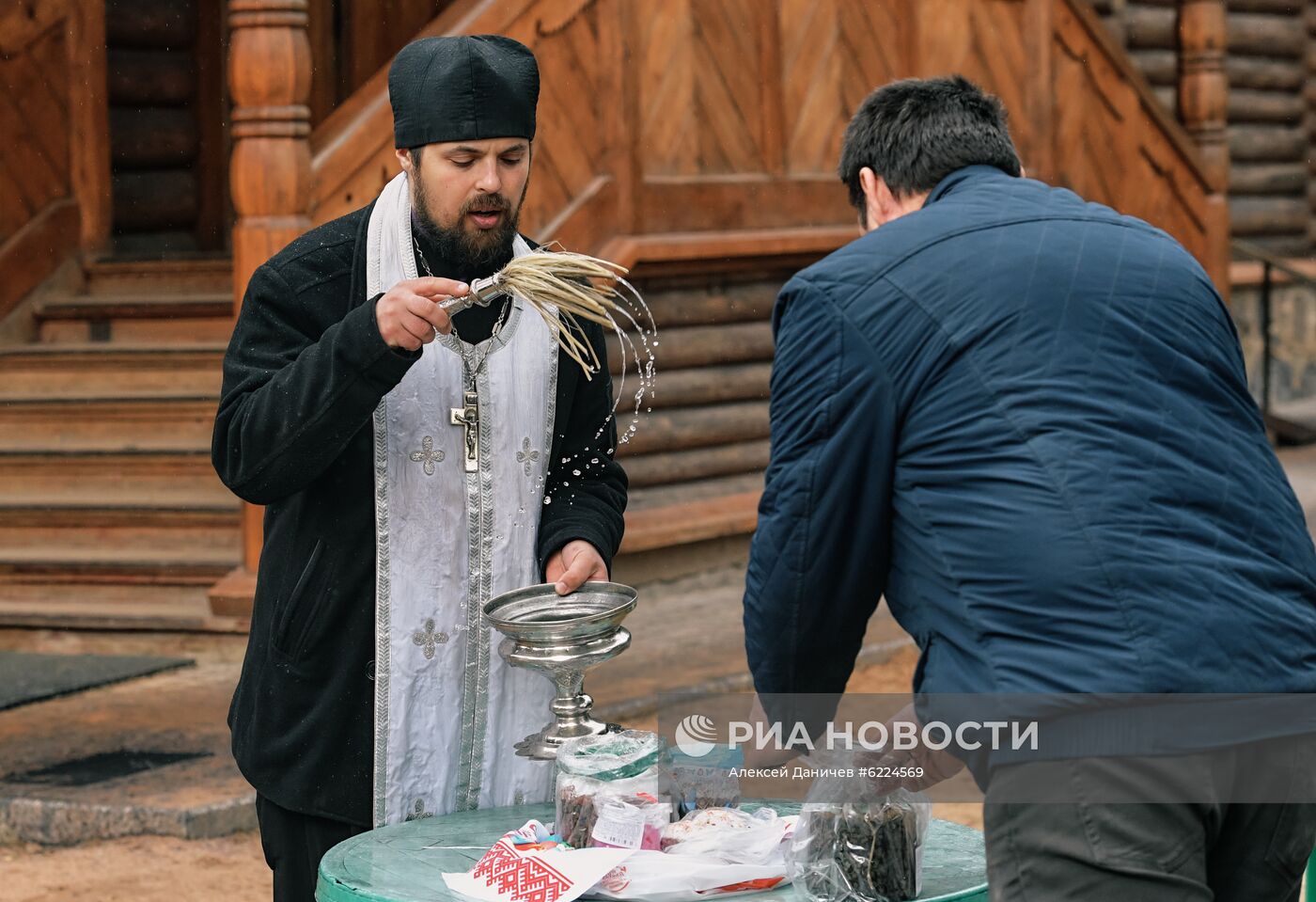 Освящение пасхальных куличей и яиц в Великую субботу