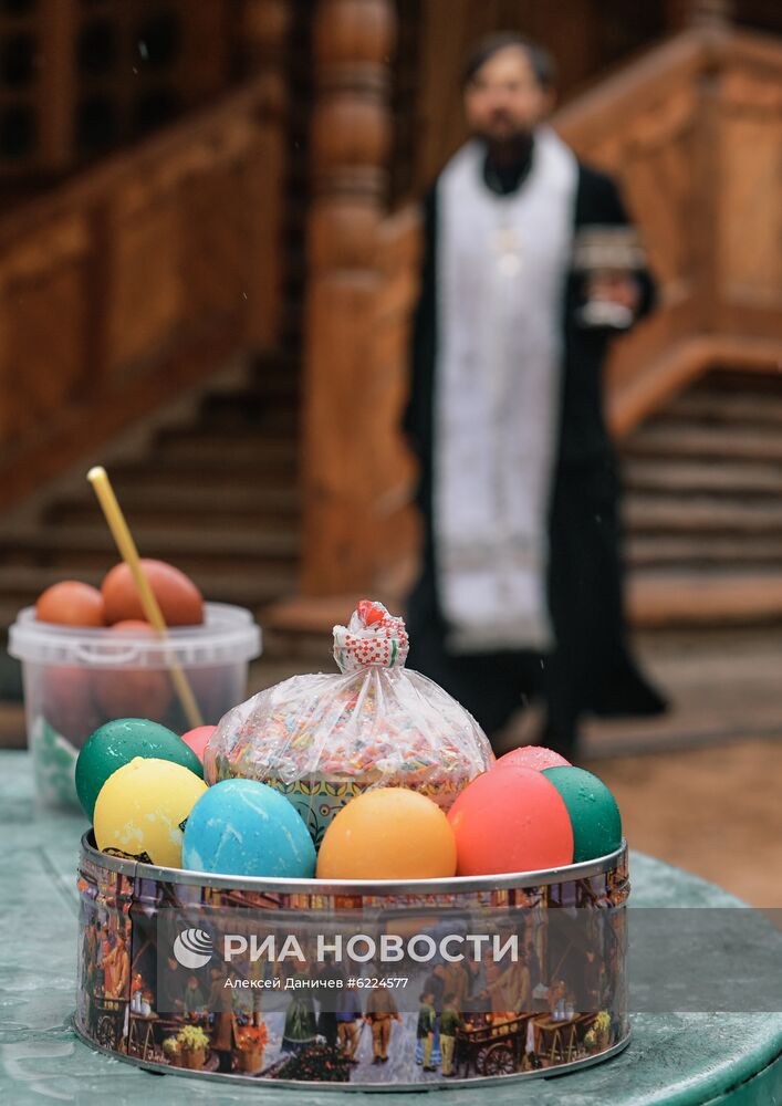 Освящение пасхальных куличей и яиц в Великую субботу