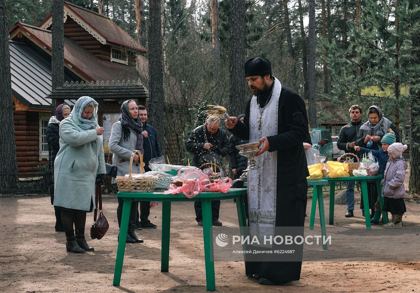 Освящение пасхальных куличей и яиц в Великую субботу