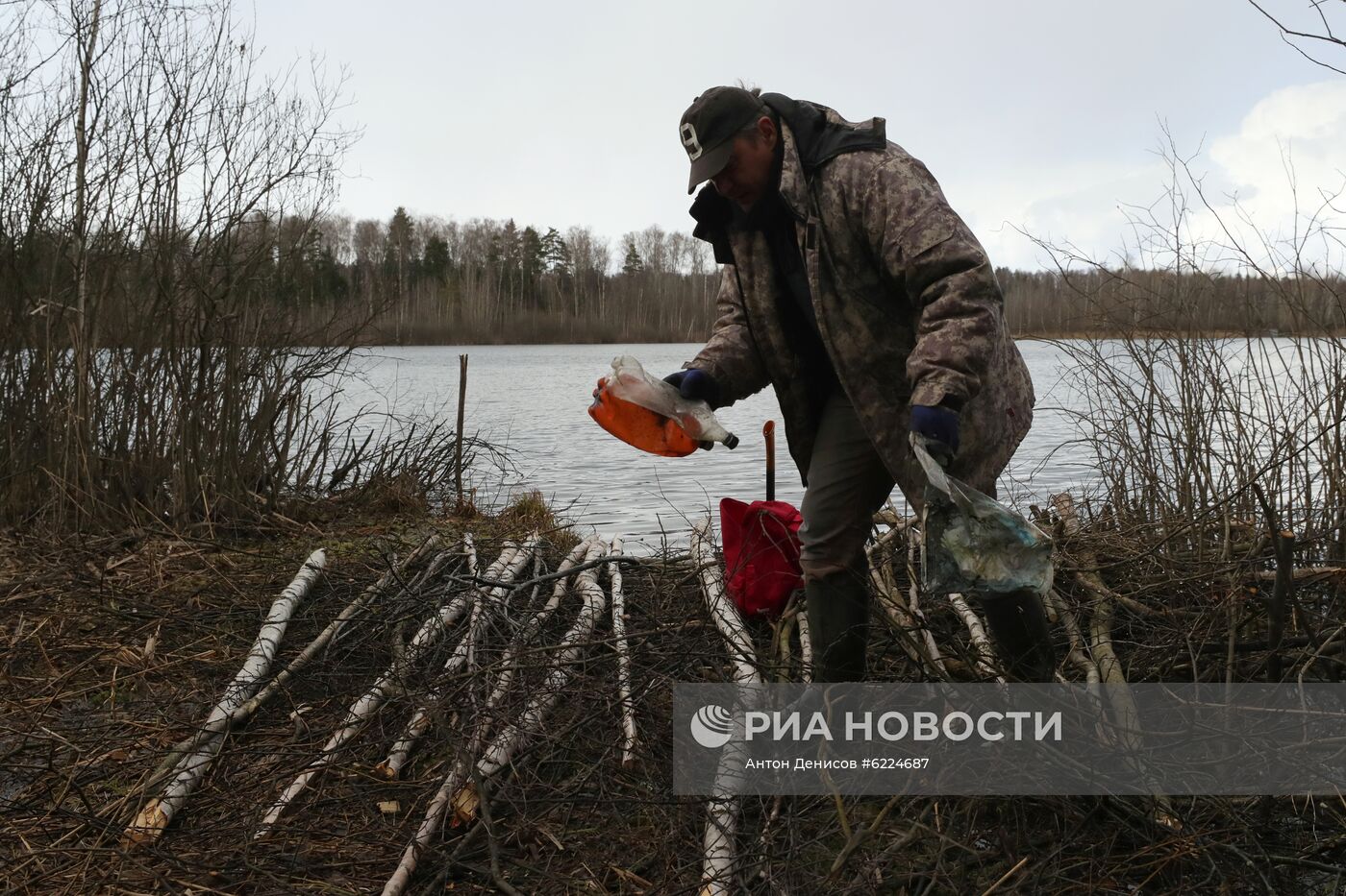 Житель Москвы во время самоизоляции на даче в Подмосковье