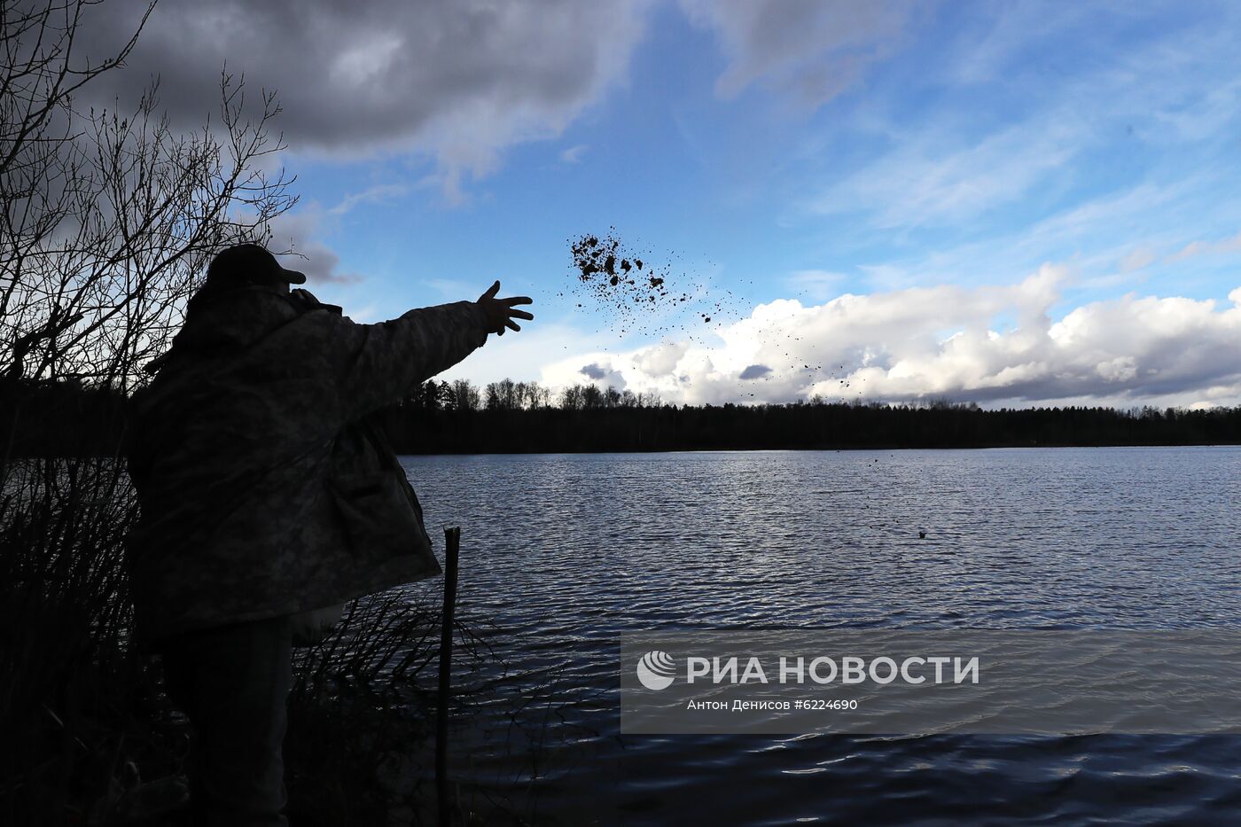 Житель Москвы во время самоизоляции на даче в Подмосковье