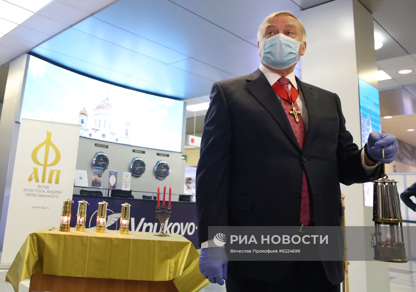 Встреча благодатного огня в аэропорту Внуково 