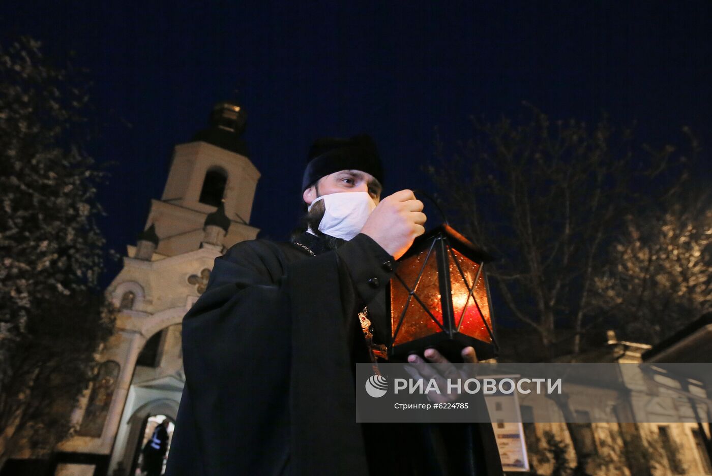 Благодатный огонь доставлен в Киев 