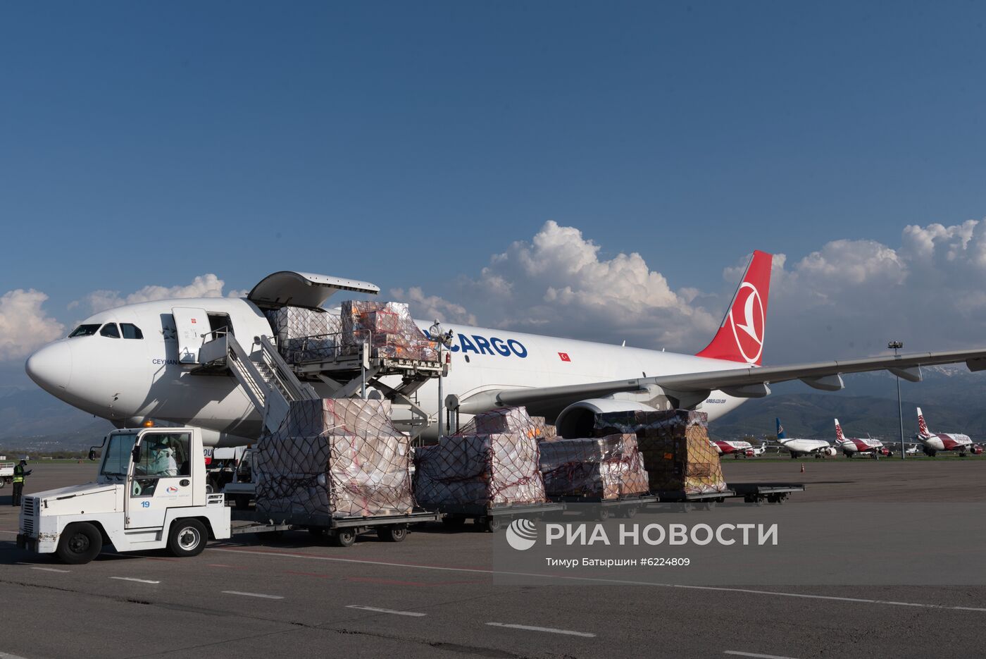 Прибытие самолёта с гуманитарной помощью в Алматы