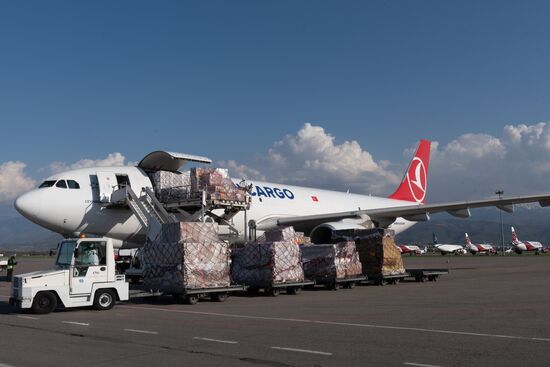 Прибытие самолёта с гуманитарной помощью в Алматы