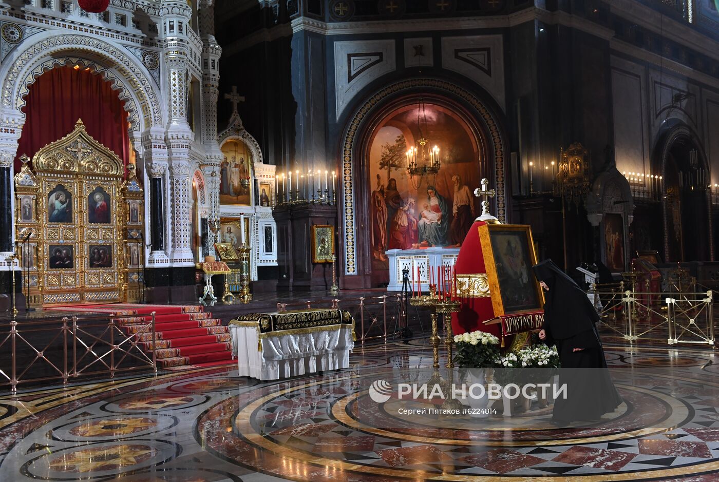 Пасхальное богослужение в храме Христа Спасителя в Москве 