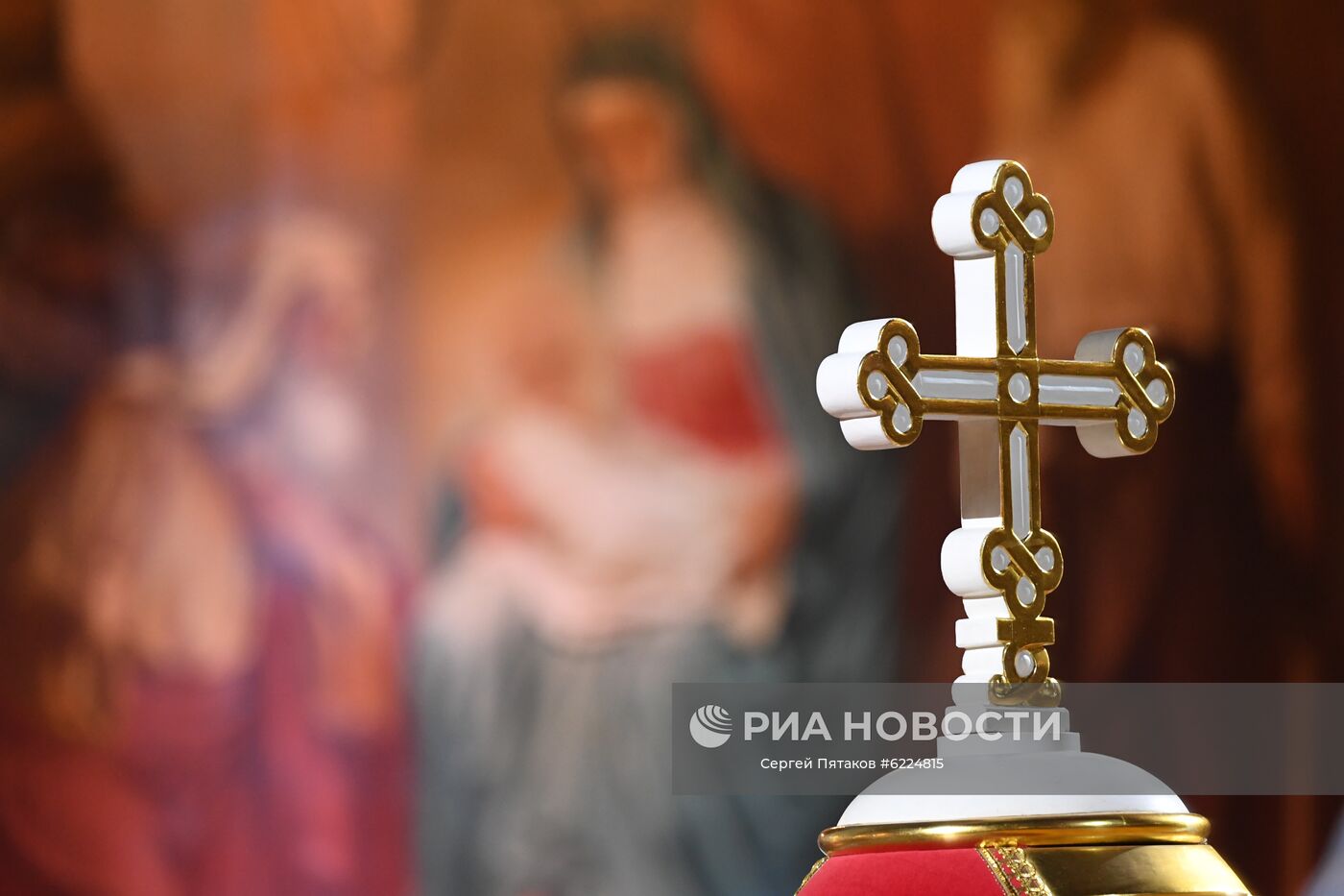 Пасхальное богослужение в храме Христа Спасителя в Москве 