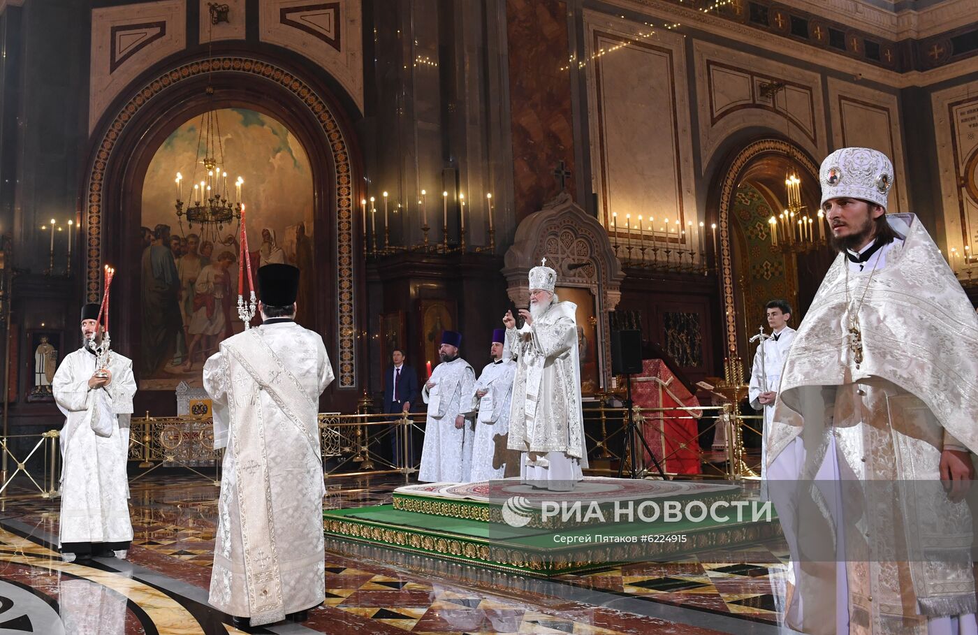 Пасхальное богослужение в храме Христа Спасителя в Москве 