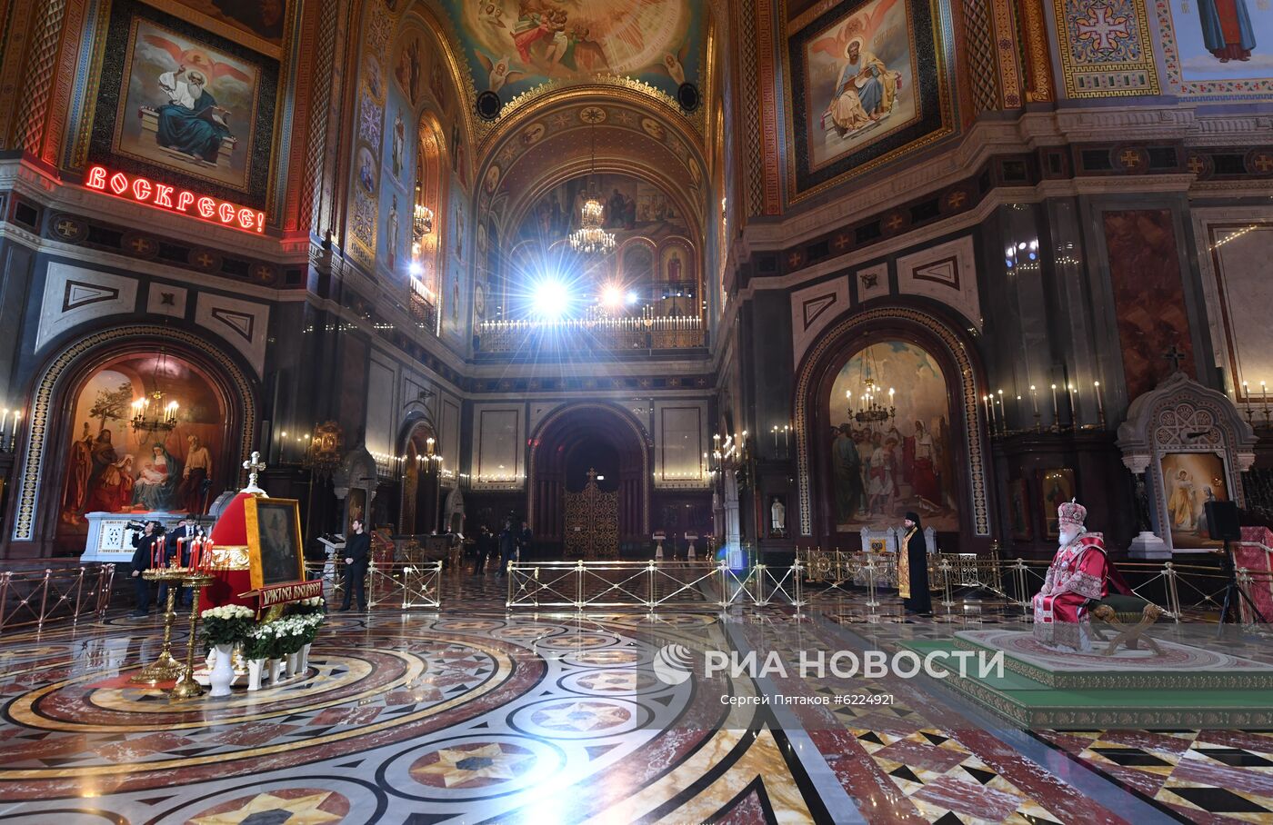 Пасхальное богослужение в храме Христа Спасителя в Москве