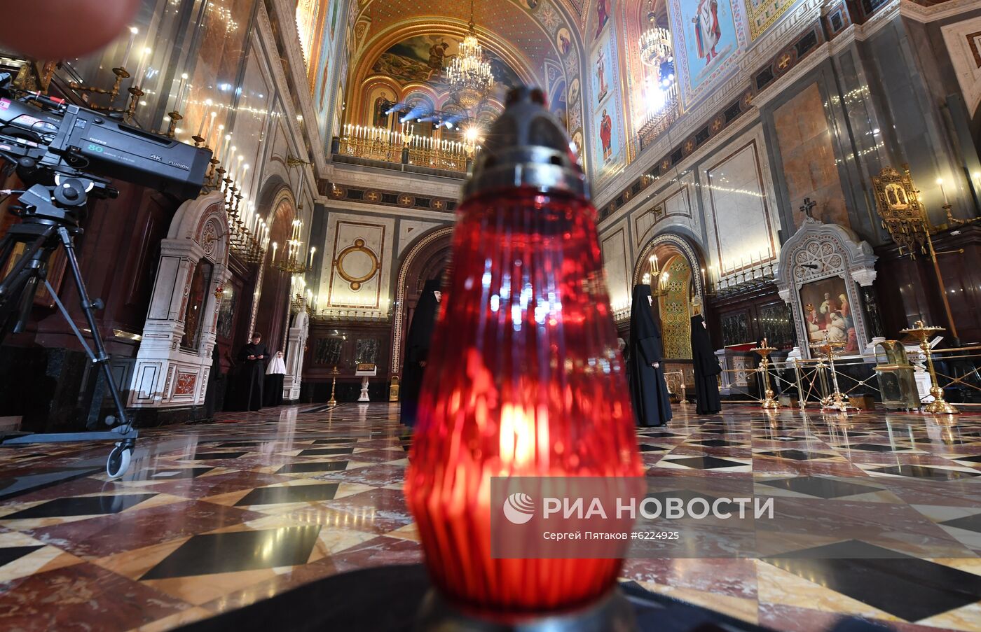 Пасхальное богослужение в храме Христа Спасителя в Москве 