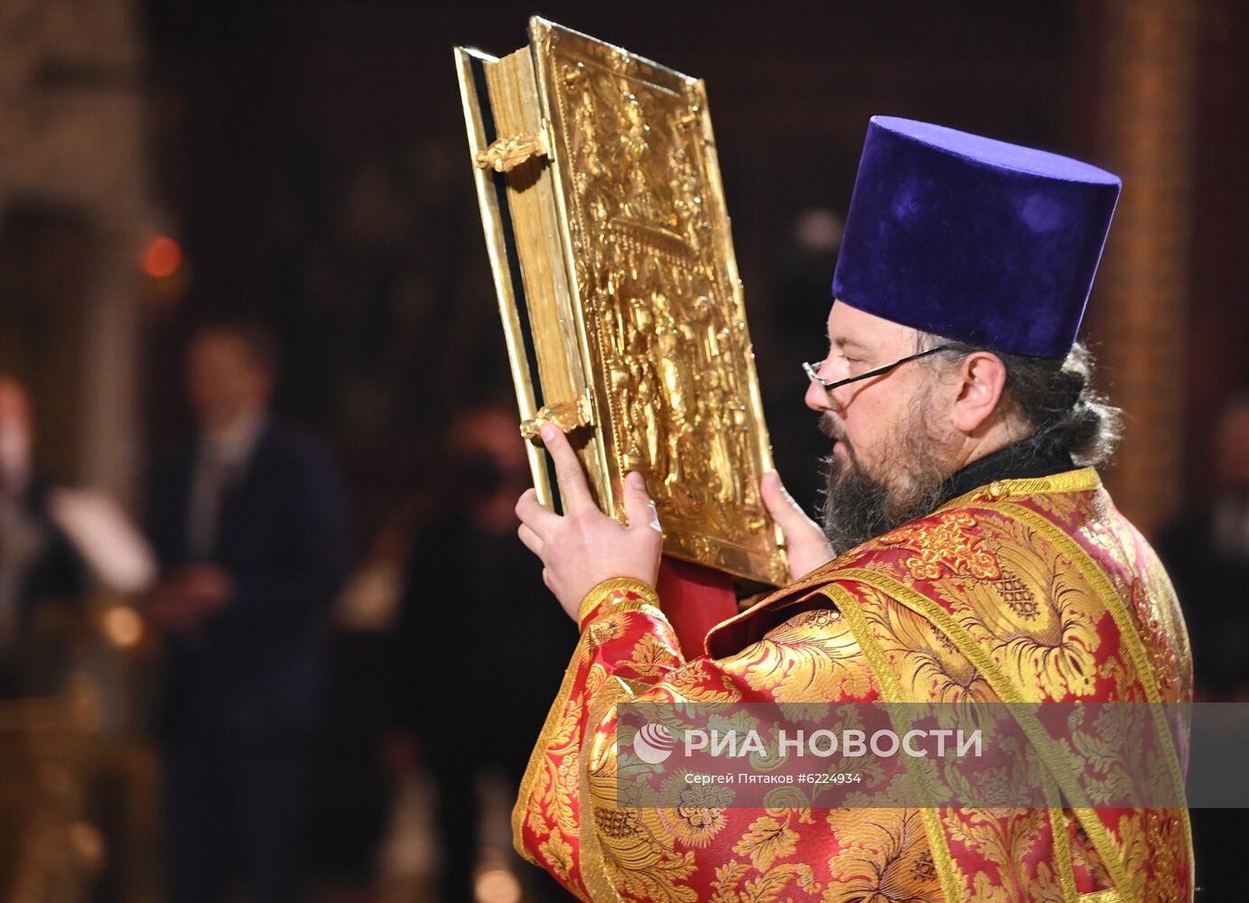 Пасхальное богослужение в храме Христа Спасителя в Москве 