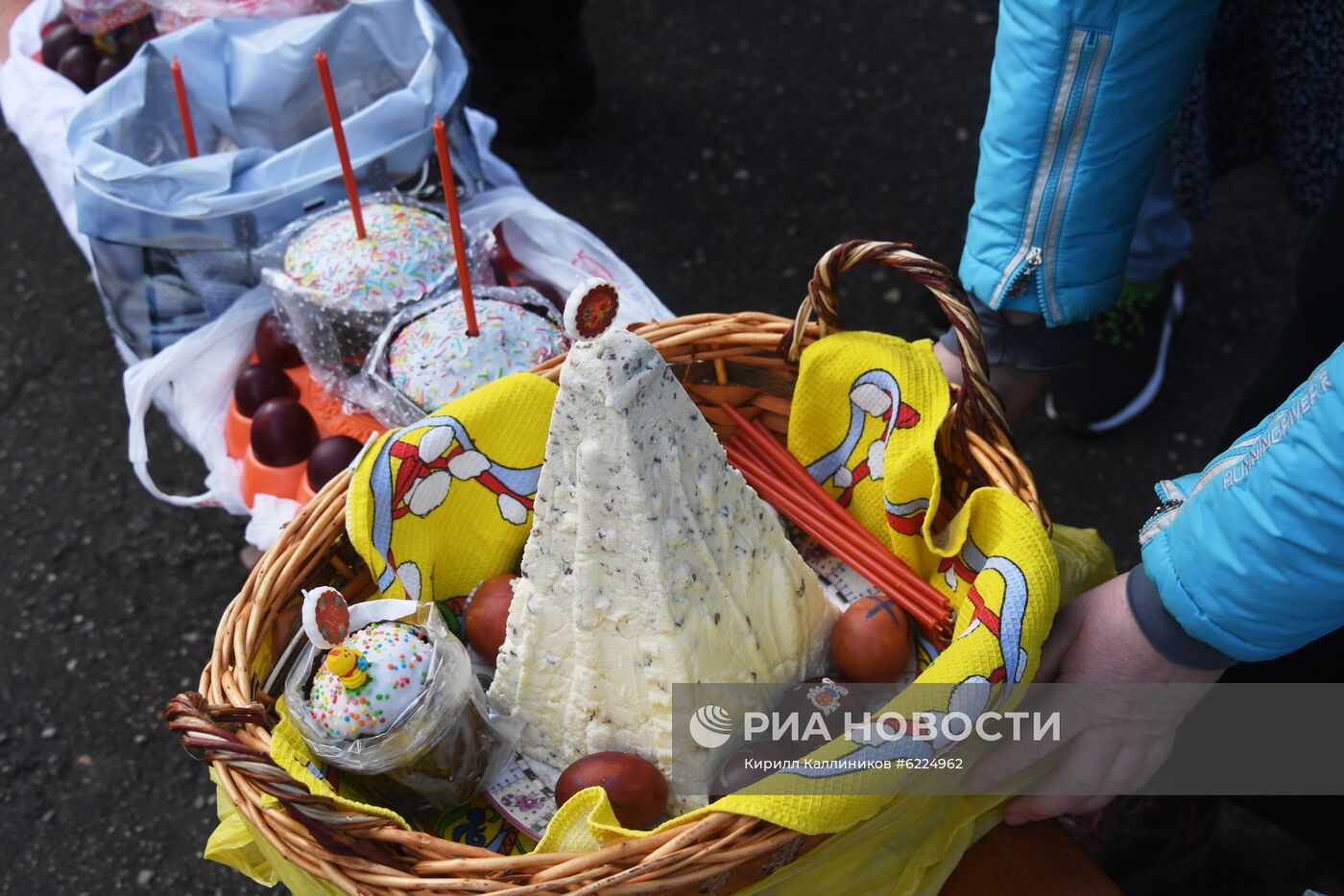 Освящение пасхальных куличей и яиц в Великую субботу