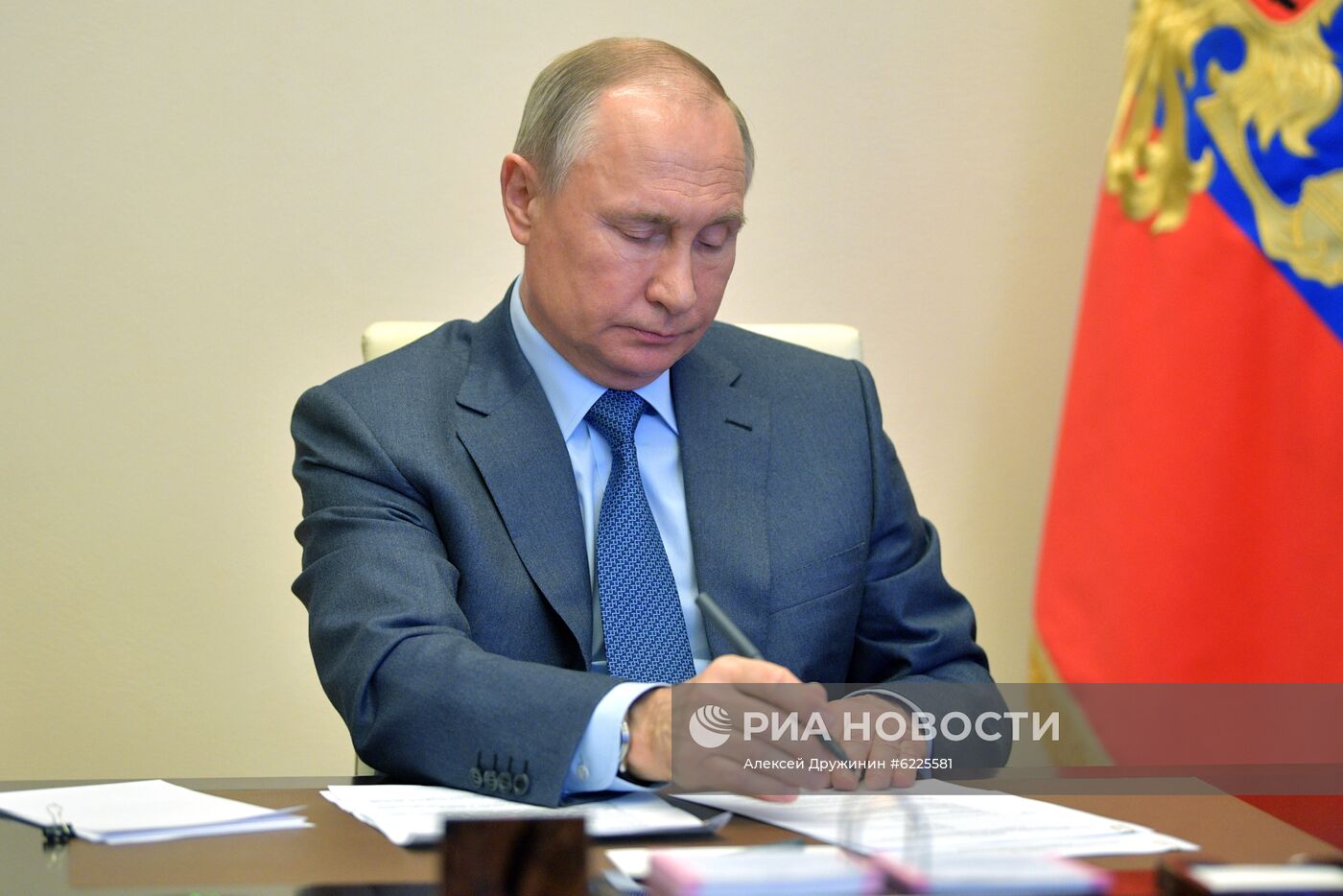 Президент РФ В. Путин провел совещание по вопросу санитарно-эпидемиологической обстановки