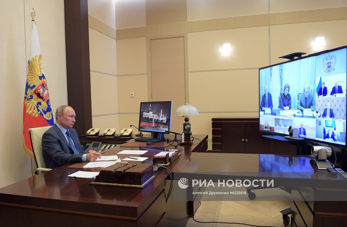 Президент РФ В. Путин провел совещание по вопросу санитарно-эпидемиологической обстановки