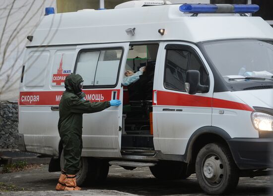 Городскую больницу закрыли на карантин из-за вспышки коронавируса  в Екатеринбурге