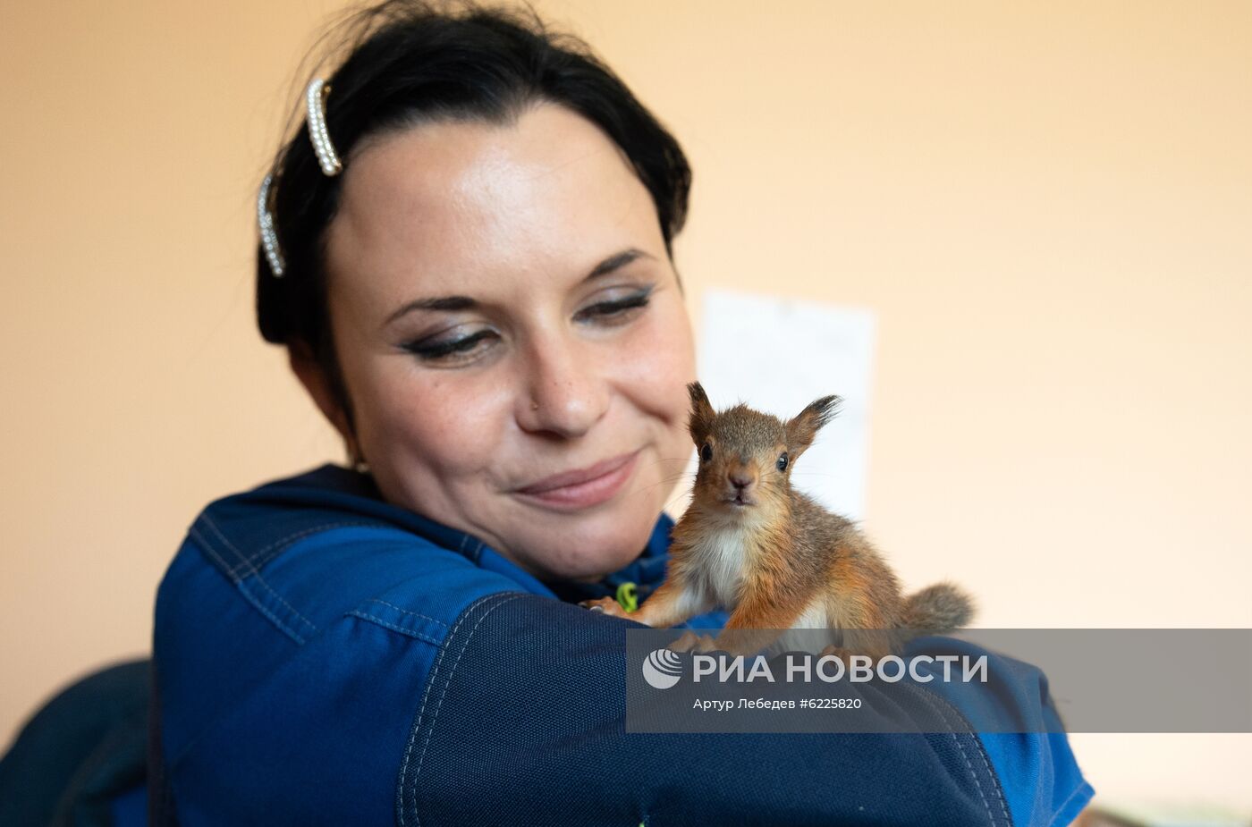 В Сочи сотрудница парка "усыновила" новорожденных бельчат