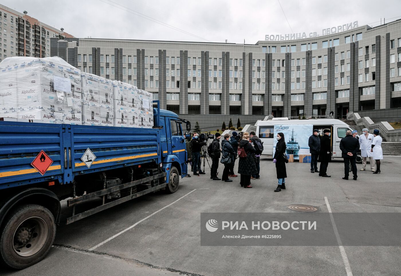 В Санкт-Петербурге судостроительный завод передал городской больнице  защитные костюмы