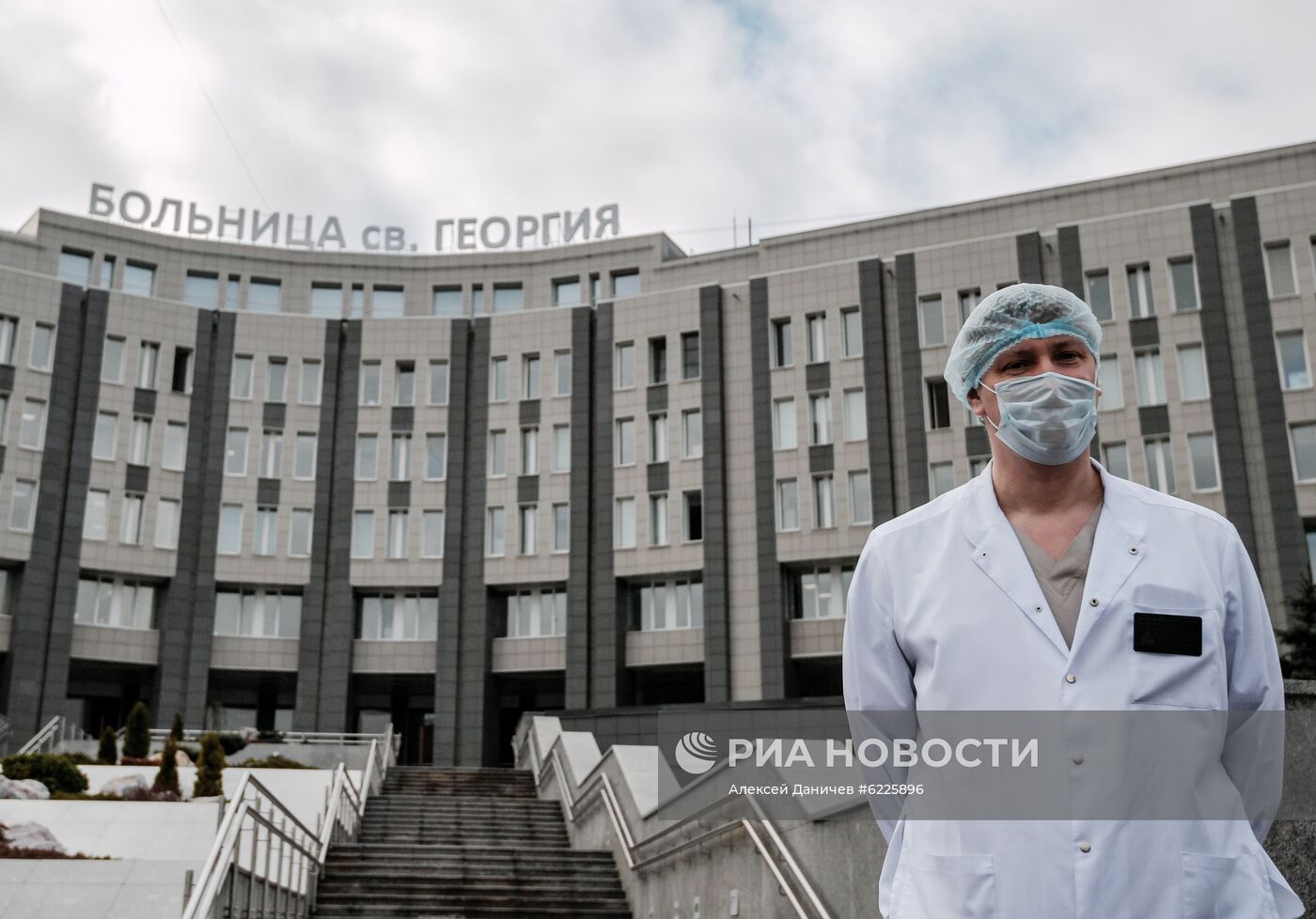 В Санкт-Петербурге судостроительный завод передал городской больнице защитные костюмы