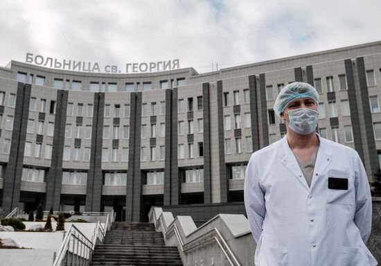 В Санкт-Петербурге судостроительный завод передал городской больнице  защитные костюмы