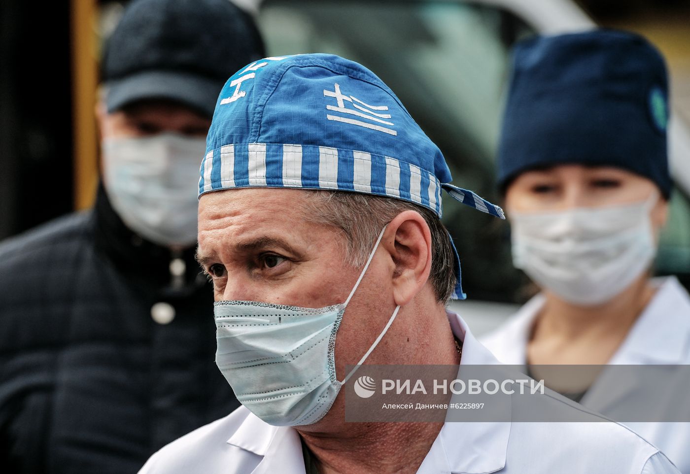 В Санкт-Петербурге судостроительный завод передал городской больнице  защитные костюмы